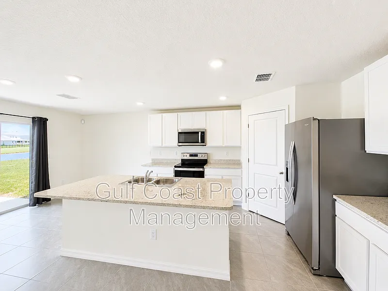 4 bed, 3.0 bath, 2371 sqft, $2,550 — Photo 4