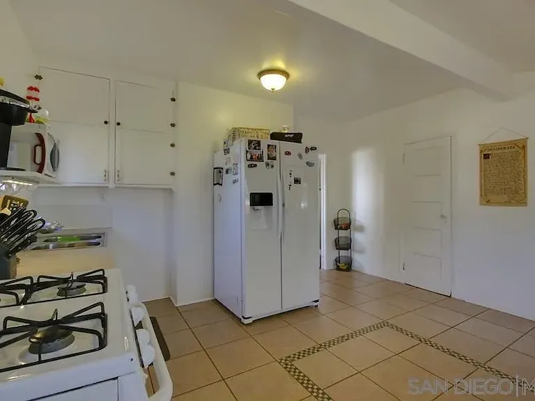 3970 Harney St — Photo 11