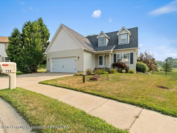 754 Pinegate Dr, Fowlerville, MI 48836