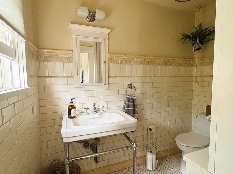 2431 Chapala St — Photo 17