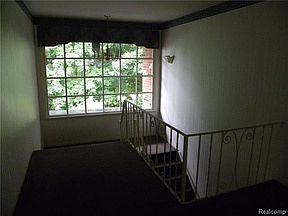 4th image of 488 Fox Hills Dr S APT 6