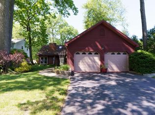 27 Algonquin Rd, Clifton Park, NY 12065