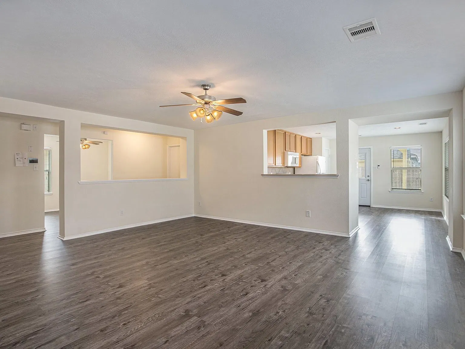 3 bed, 2.0 bath, 1582 sqft, $1,800 — Photo 4