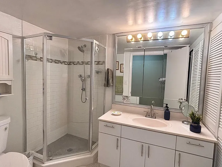 800 NE 195th St #605 — Photo 31