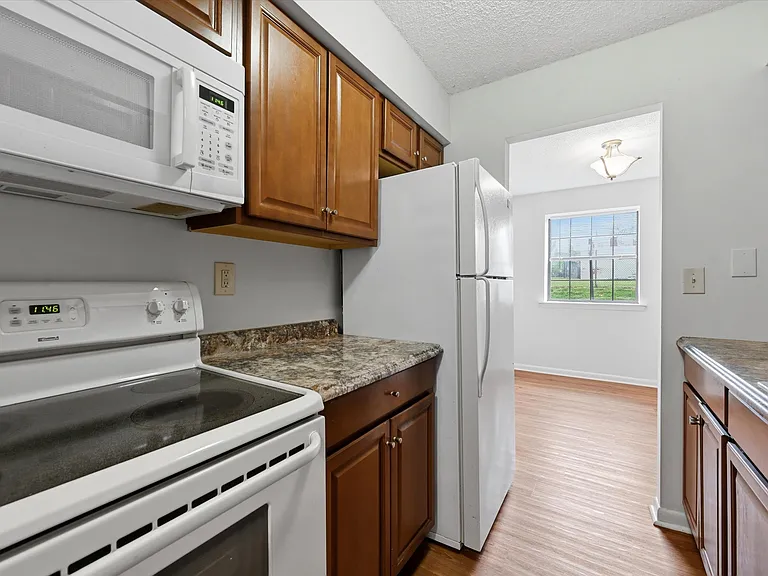 2402 Pond View Dr — Photo 6