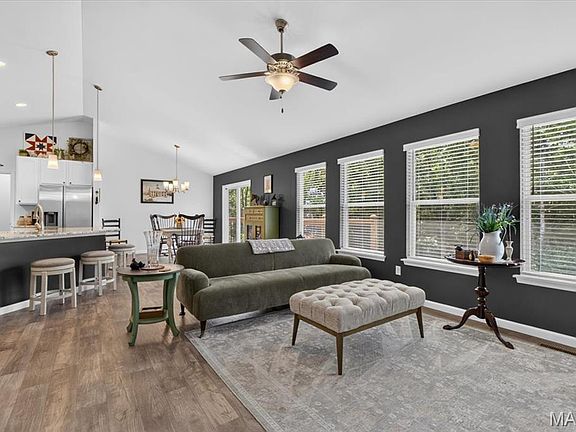 3rd image of 617 Autumn Crest Dr