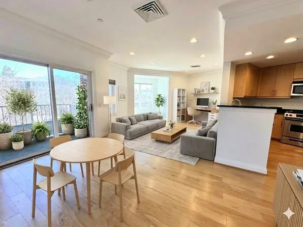 629 Hammond St Unit E205, Brookline, MA 02467