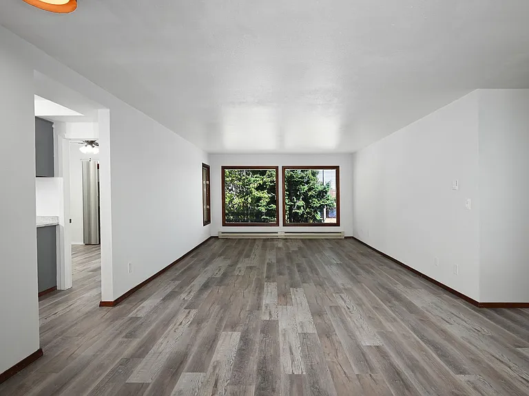 10705-10707 Des Moines Memorial Dr — Photo 10