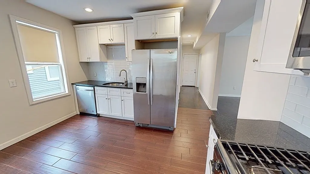 3 bed, 1.0 bath, 1200 sqft, $3,600 — Photo 3