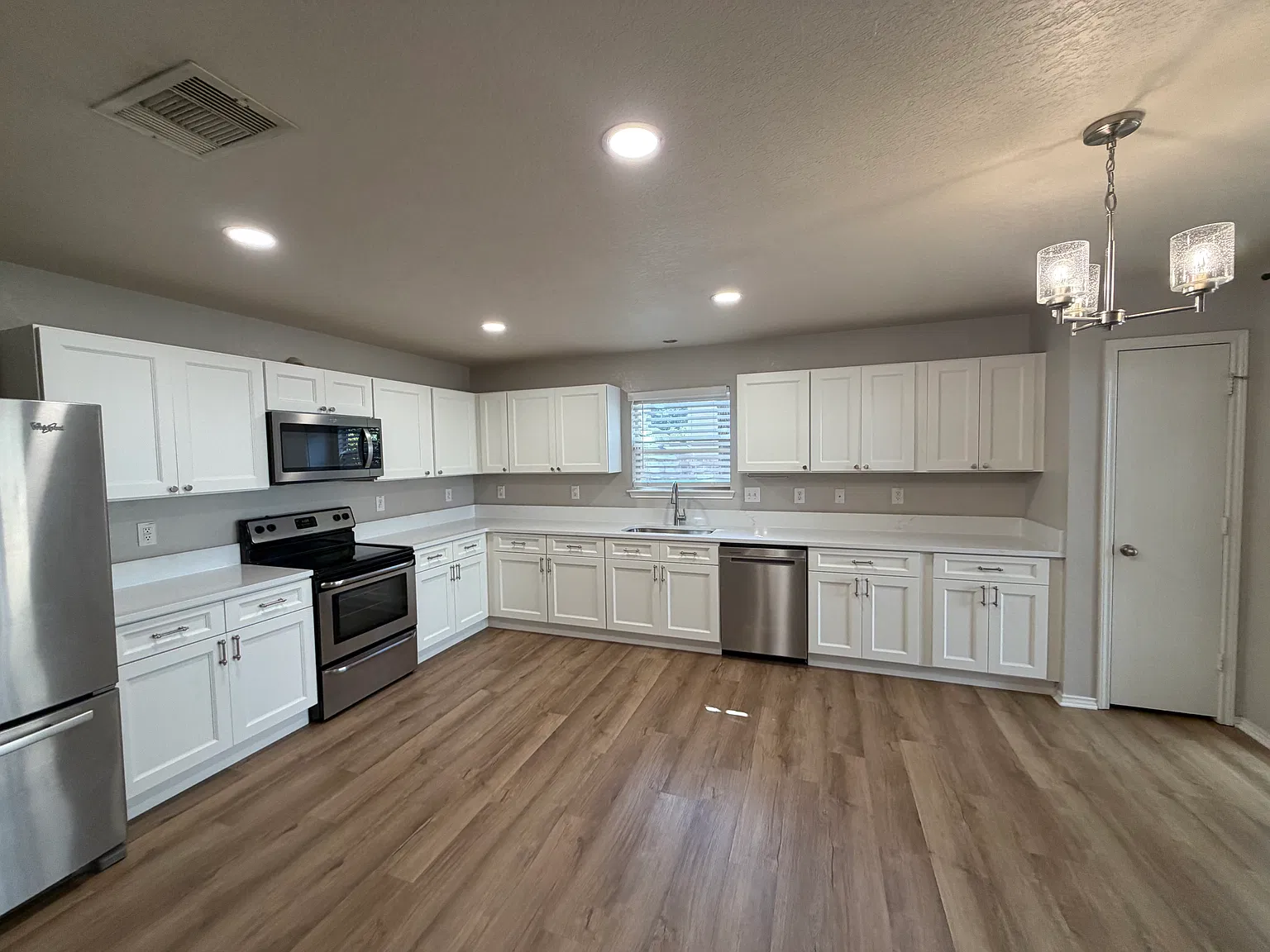 502 Hampton Cv — Photo 4