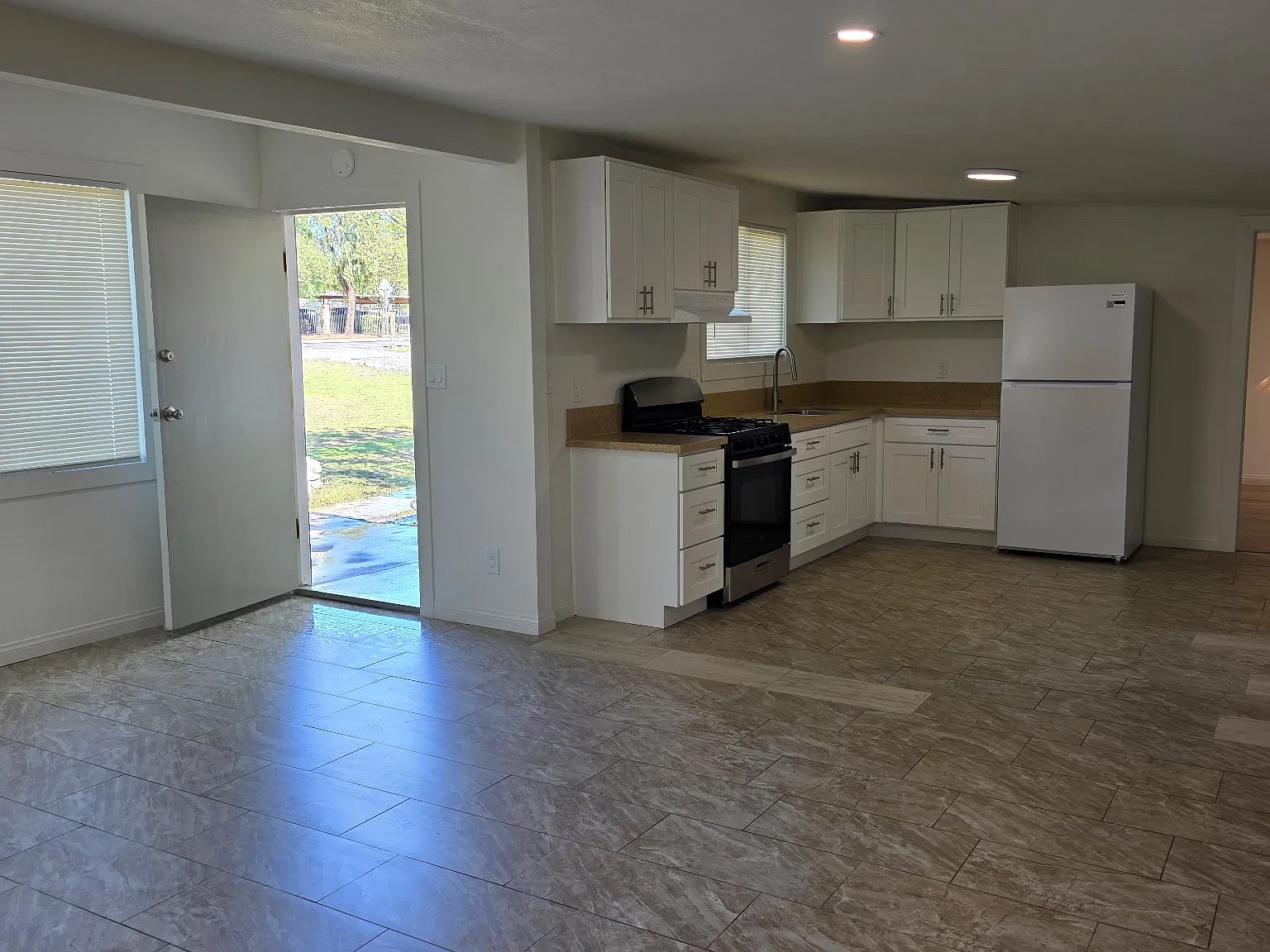 2 bed, 750 sqft, $1,900 — Photo 2