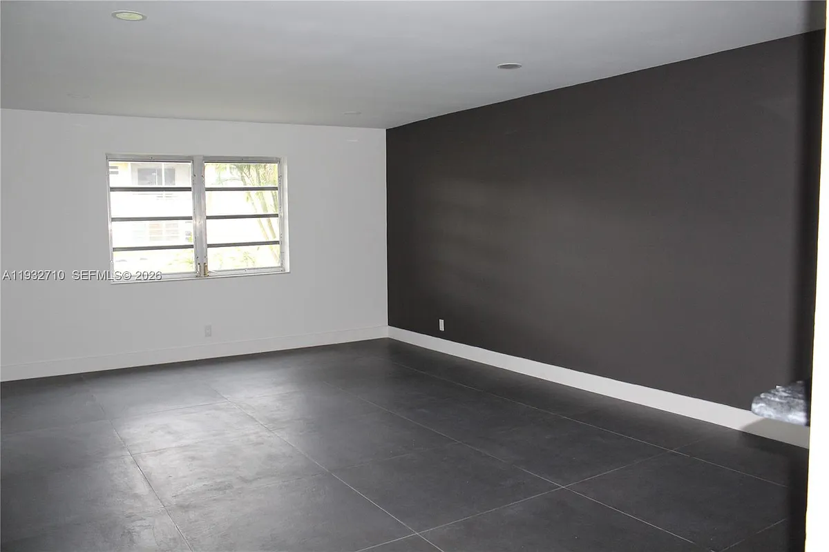 Building Photo - 5140 SW 40th Ave #3C