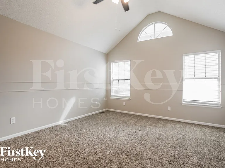 1049 NE Queens Cir — Photo 7