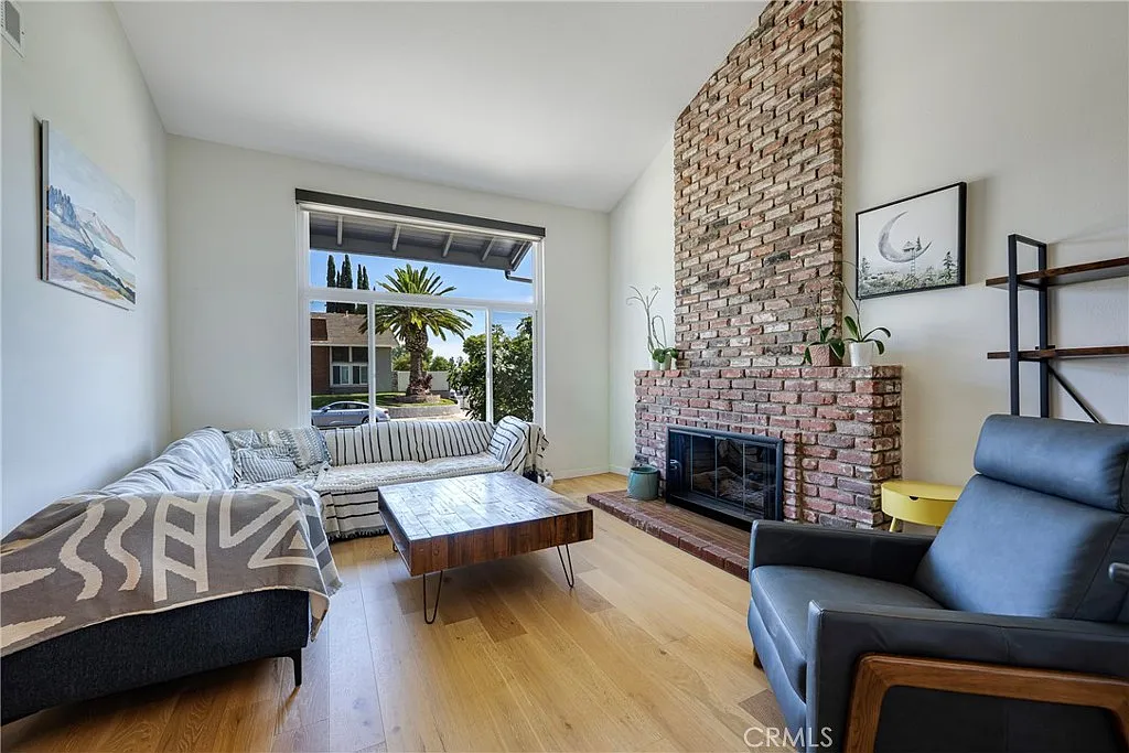 4 bed, 3.5 bath, 2614 sqft, $5,650 — Photo 4