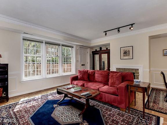 Living Room (1 of 4)
