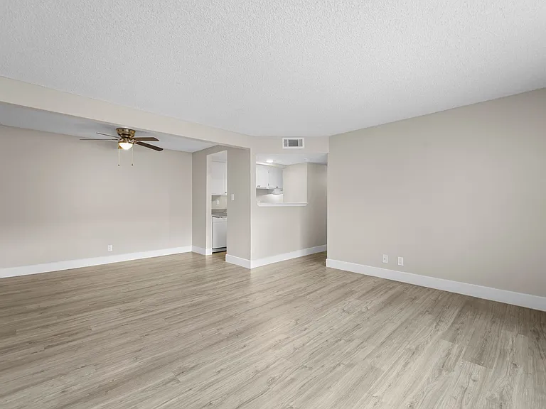 Sherwood Forest Apartments — Photo 8