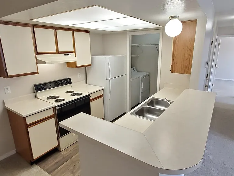 Parkwood Pointe Apartments — Photo 65