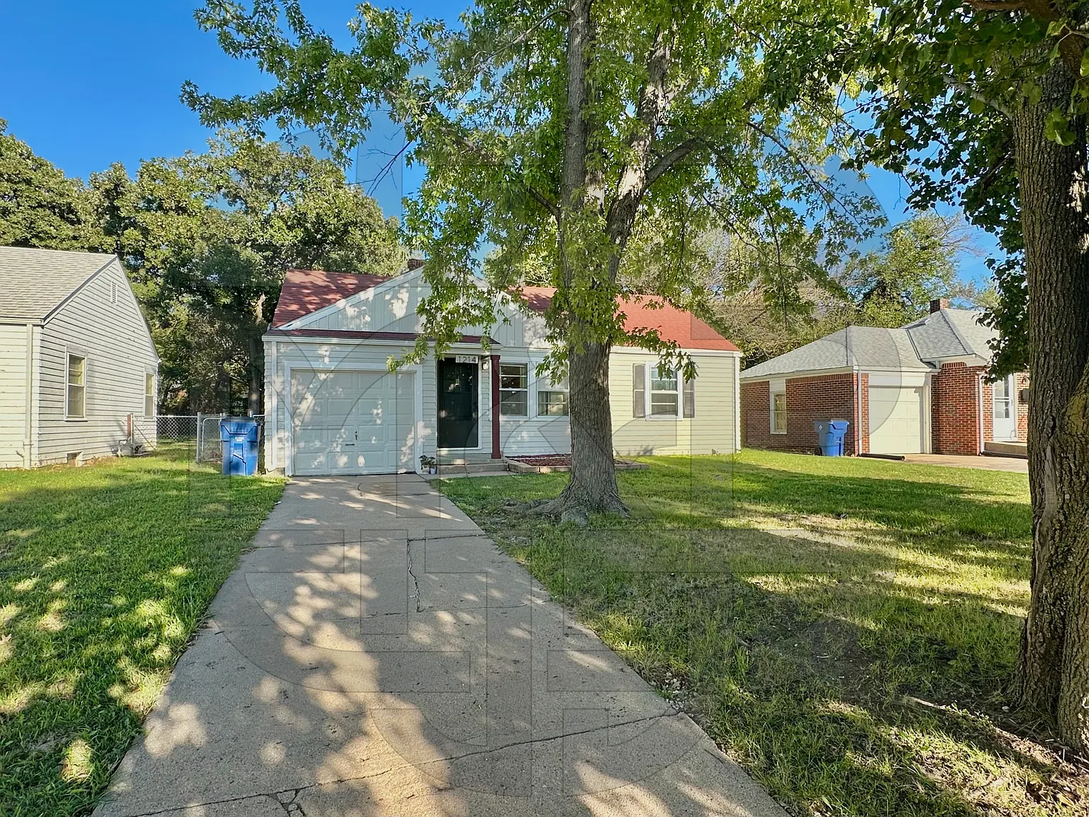 1214 N Crestway — Photo 3