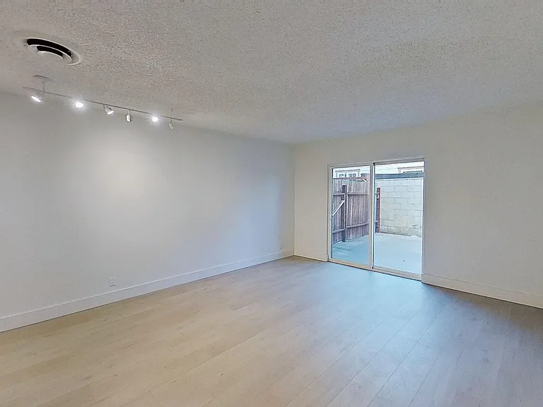 437-443 W Valencia Dr — Photo 8