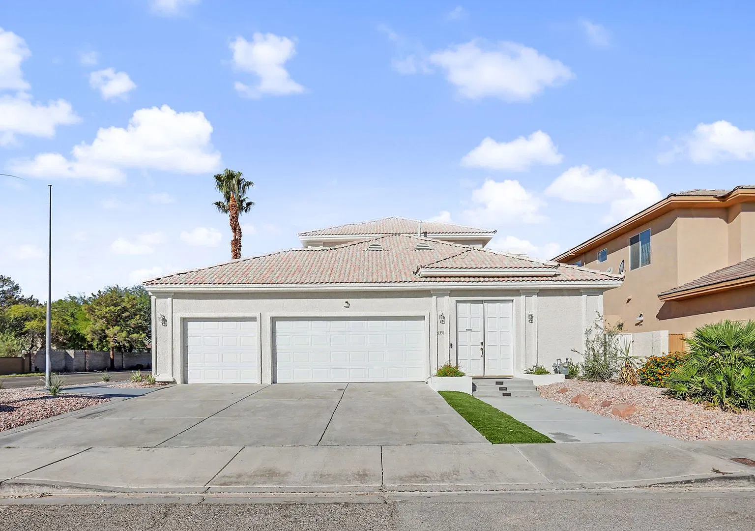 Fully Furnished Las Vegas Retreat With Private Pool & Flexible Lease Terms! — Photo 2