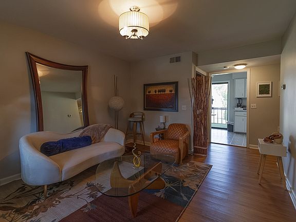 4th image of 382 Deer Lake Dr
