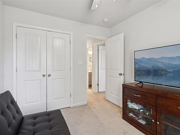 2nd image of 990 Jefferson St #990
