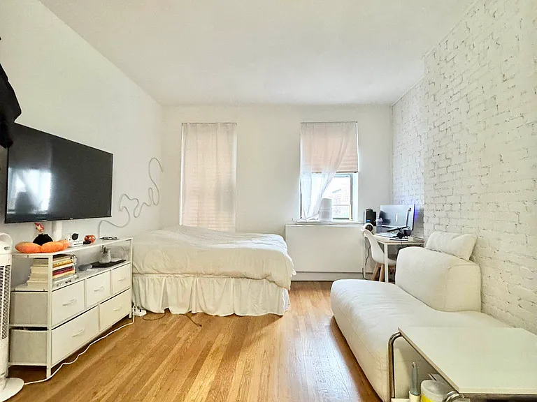 401 E 62nd St #5E — Photo 3
