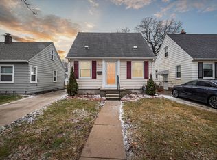 20404 Hollywood St, Harper Woods, MI 48225