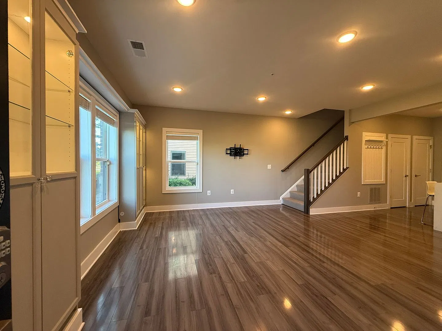 Luxury End-Unit Condo & Garage Near One Loudoun — Photo 2