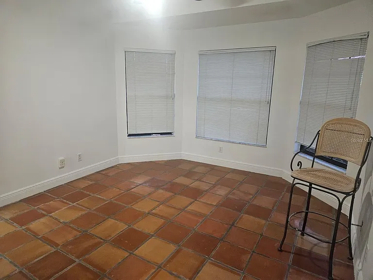 123 Coventry Ln — Photo 5