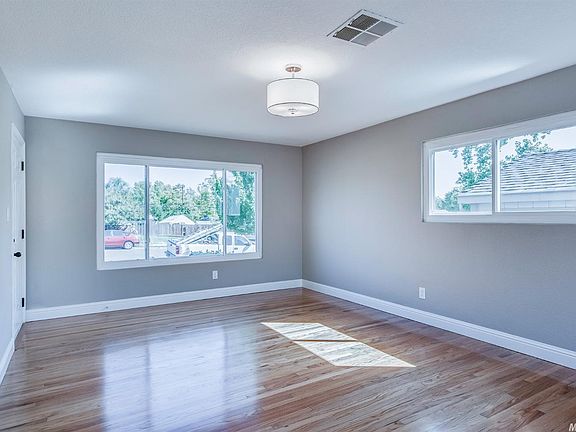 5th image of 819 Pleasant St
