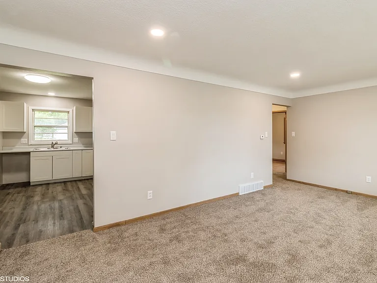 413 SW Westlawn Dr — Photo 6