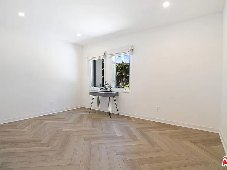508 N Canon Dr — Photo 21
