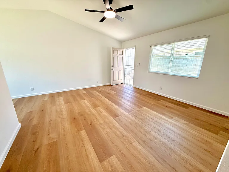952 Pine Ave #D — Photo 7