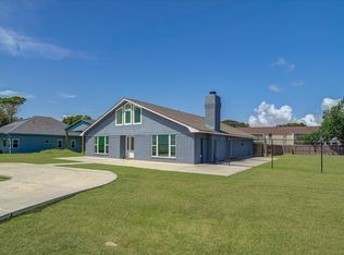 1809 E Bayshore Dr, Palacios, TX 77465