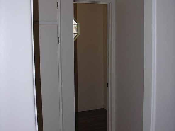 4th image of 411 S Sierra Madre Blvd