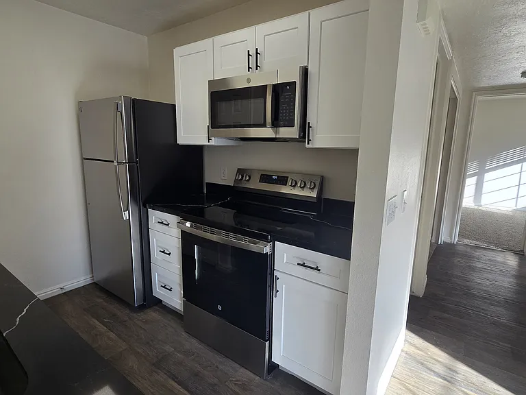 Southgate Apartments — Photo 5