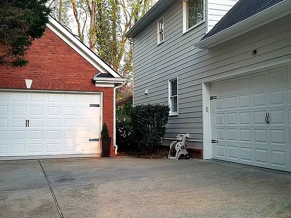 4 car garage/epoxy floors!