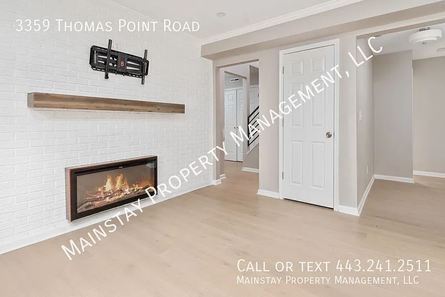 Beautifully Updated 4 Bedroom Home with Water and Beach Privileges! — Photo 4