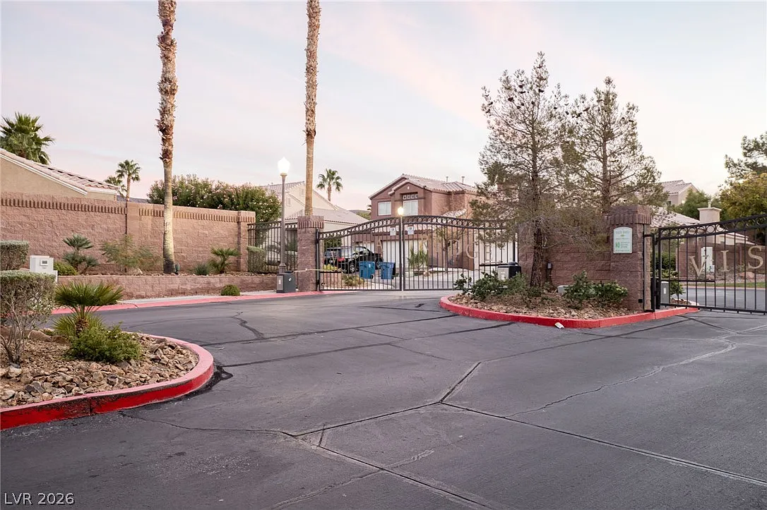 4 bed, 2.0 bath, 1776 sqft, $2,350 — Photo 3