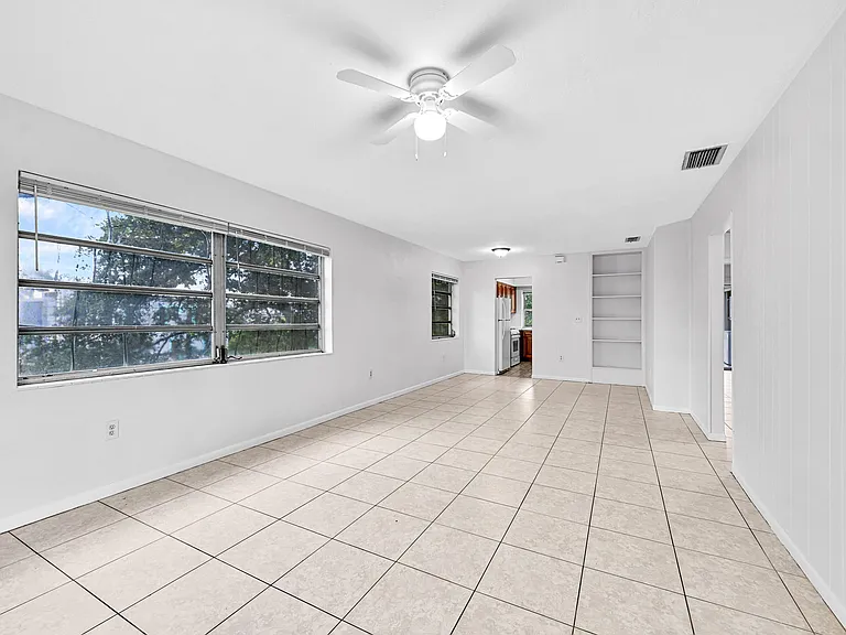 199 SW 15th St #3 — Photo 3
