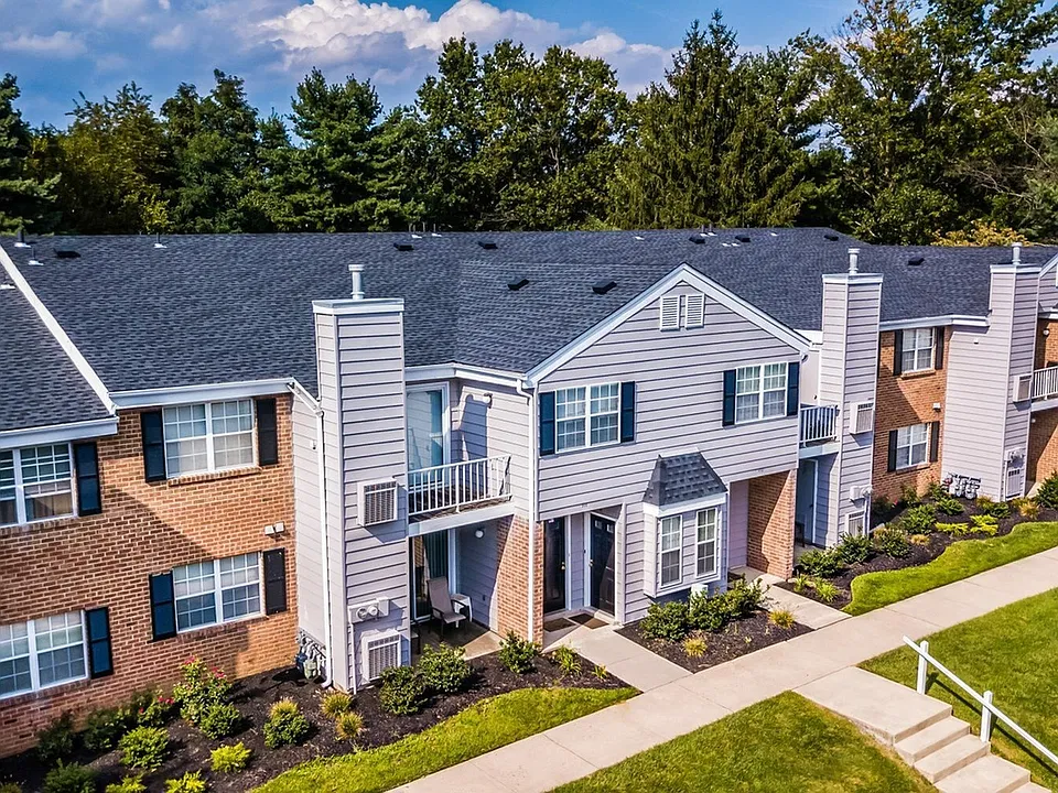 Stirling_Court_Exterior3-1500x1000