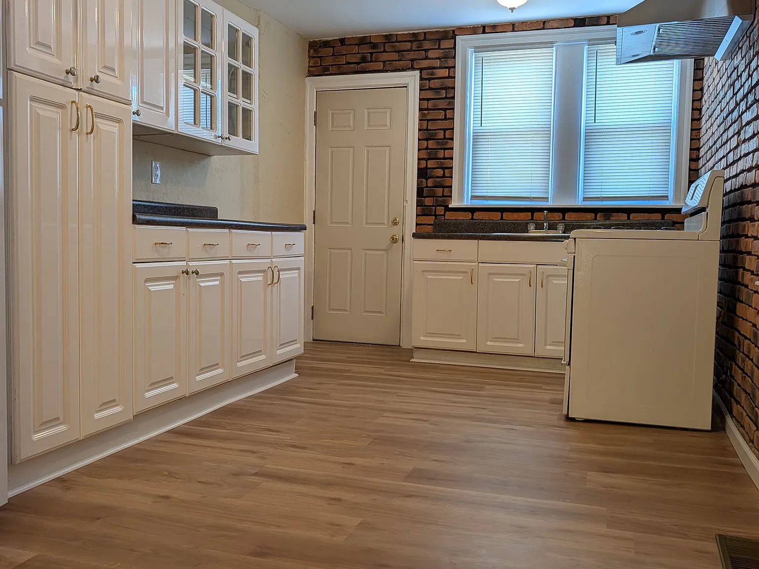 3 bed, 1200 sqft, $1,700 — Photo 3