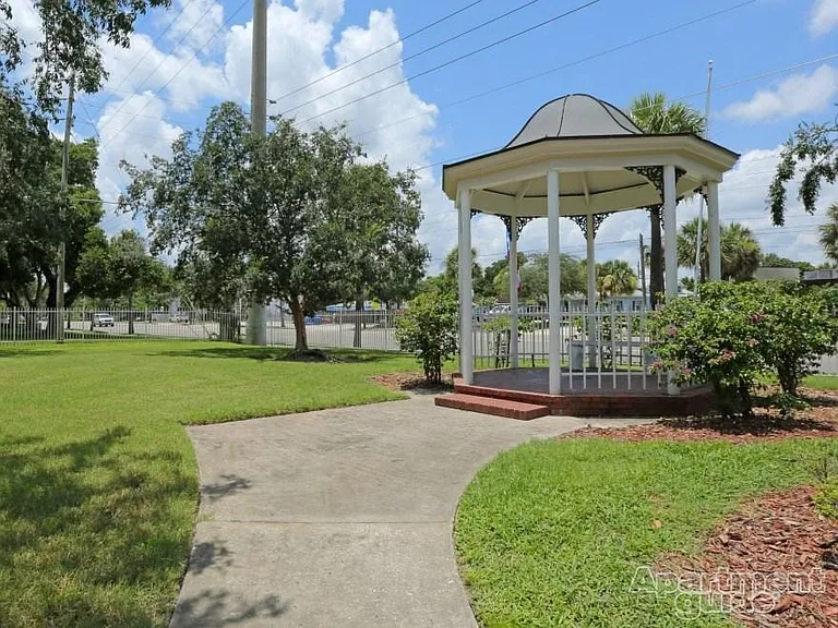 La Aloma Apartments — Photo 12