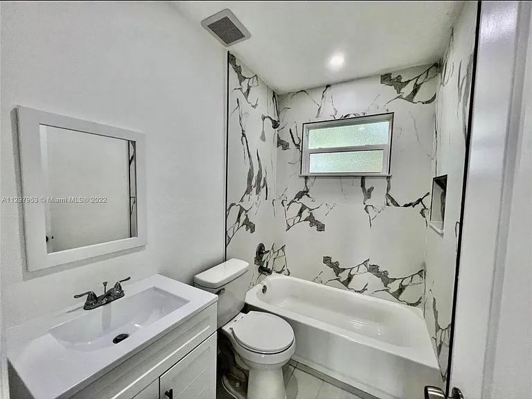 917 NW 103rd St #917 — Photo 14
