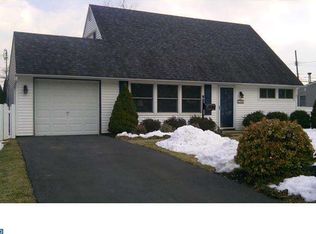 29 Village Ln, Levittown, PA 19054