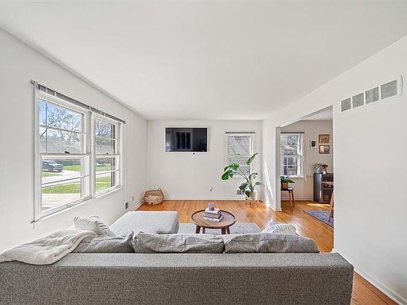 5th image of 512 W 85th Ter