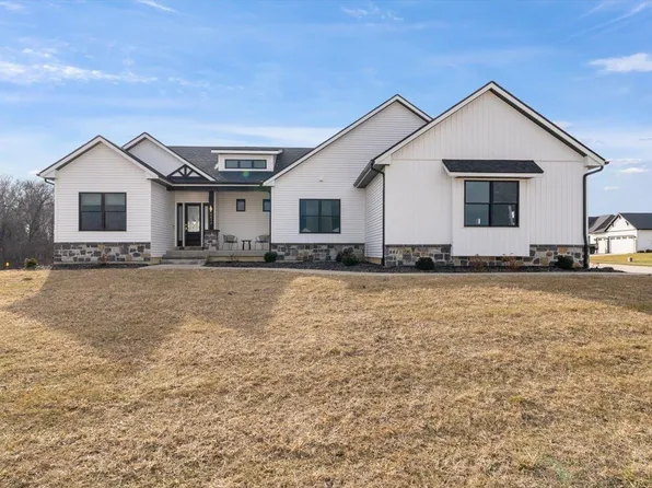 6817 Timber Ct, Bettendorf, IA 52722