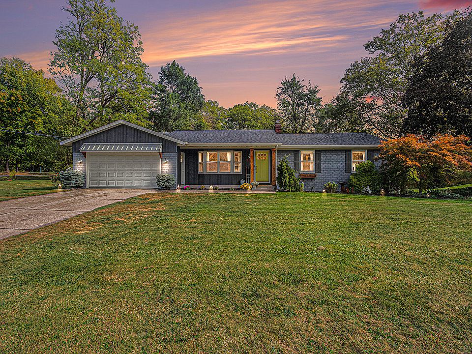 1st image of 810 Paradise Lake Dr SE