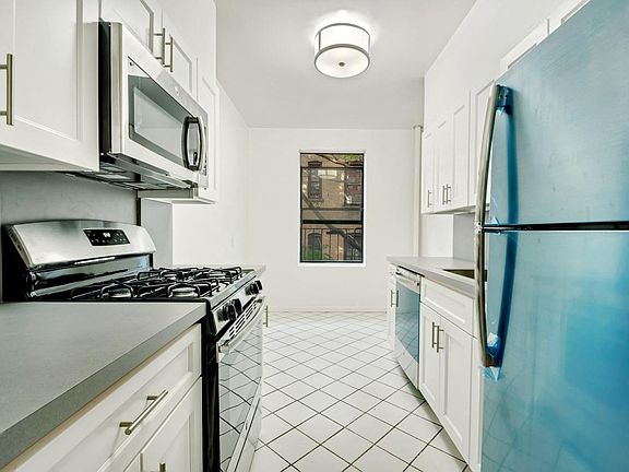 4th image of 3265 Bainbridge Ave #6